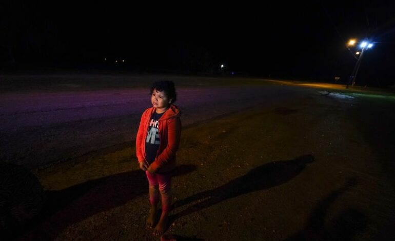 NIÑA SALVADOREÑA DE 12 AÑOS DEJA A SU MADRE ATRÁS AL CRUZAR EL RÍO GRANDE