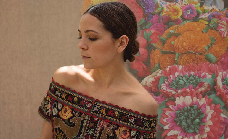 Natalia Lafourcade le sigue cantando a México