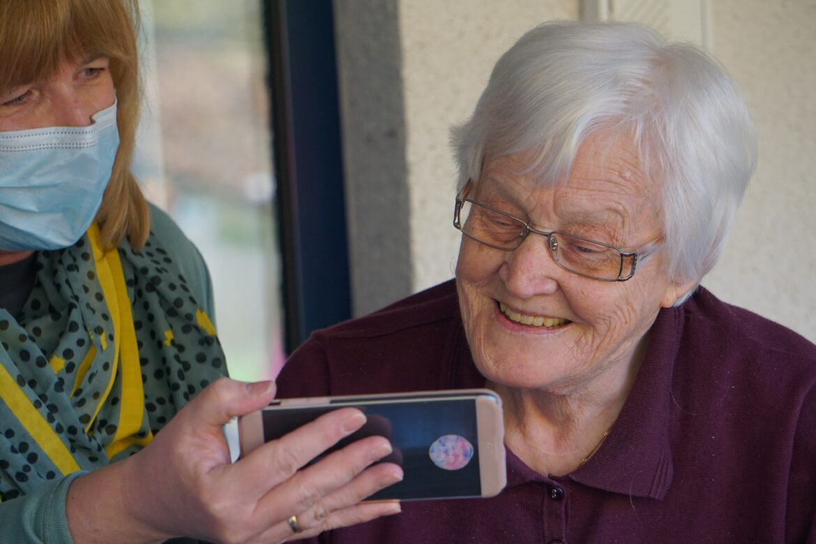 CUIDADOR DE ANCIANOS