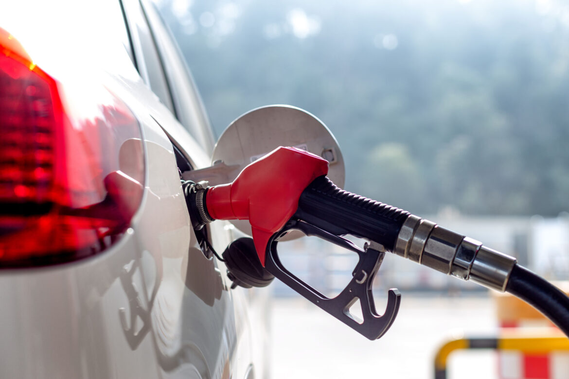 petrol gun with car Precio de la gasolina en Houston sube: más detalles (2025)