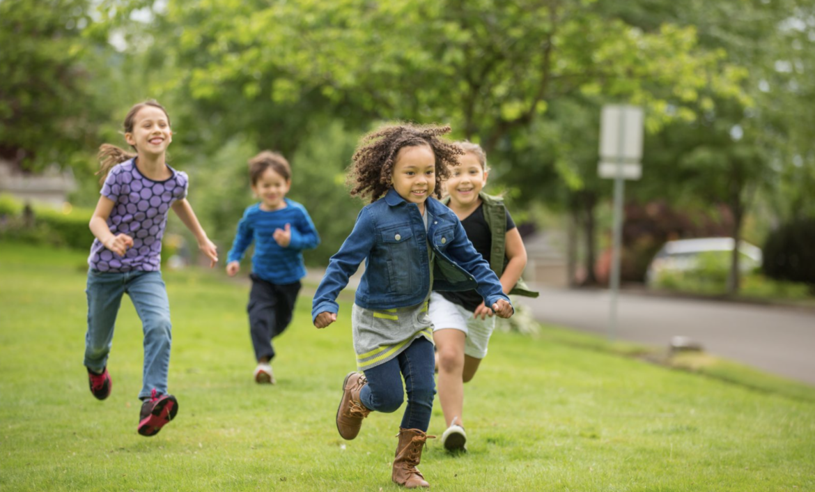 NINOS JUGANDO 2024 JARDIN