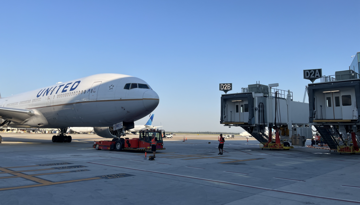 TERMINAL D INTERCONTINENTAL AIRPORT Cierre de aeropuertos en Houston