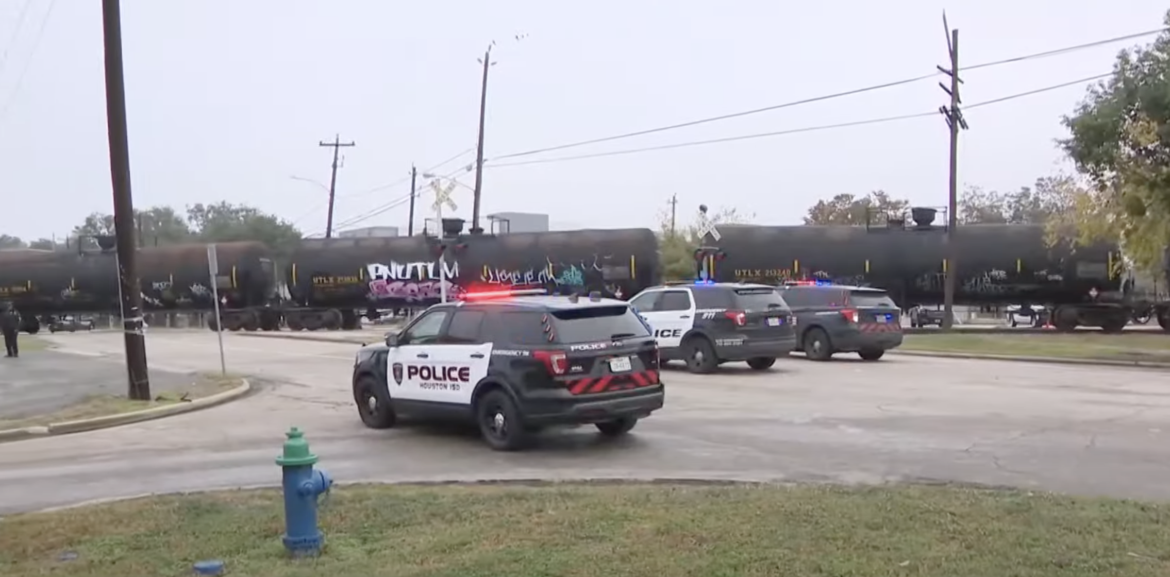 TREN BORADWAY Cruces ferroviarios en Houston. Cruce ferroviario en Houston vuelve a operar en clases 2025