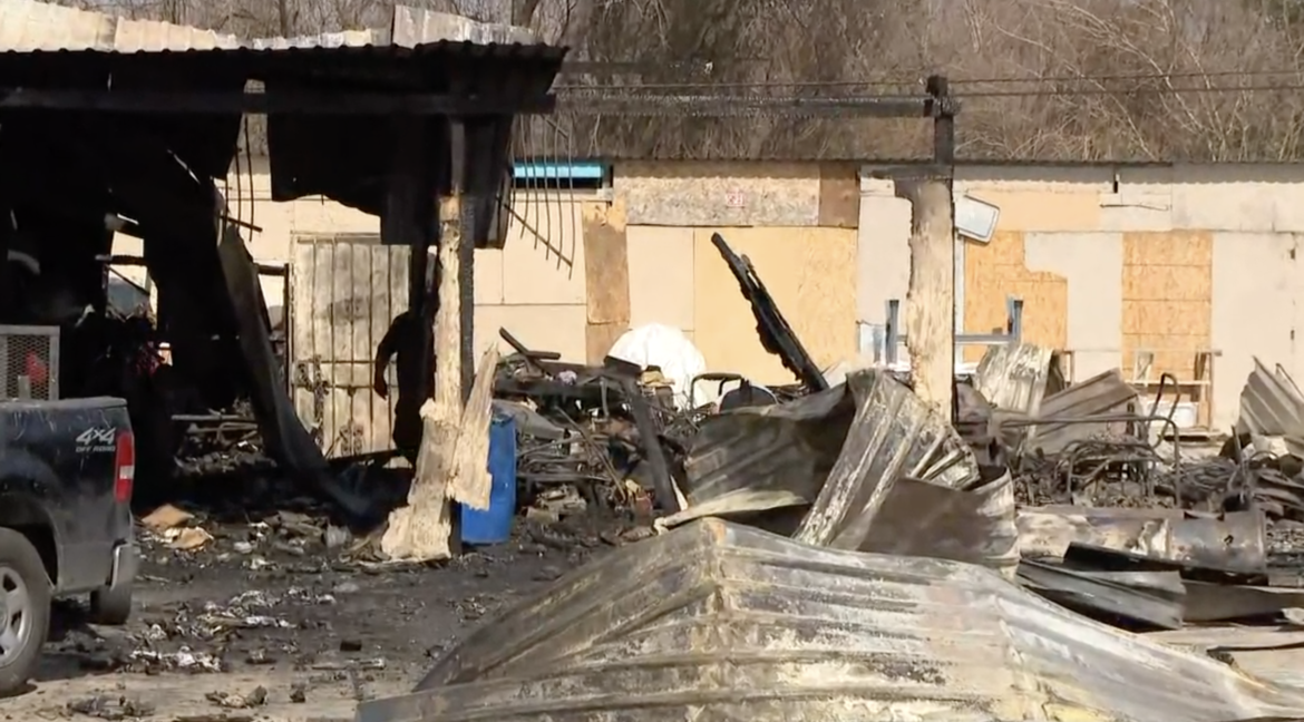 FUEGO EN LA TIA PANCHA Incendio en mercado de pulgas de Houston afecta vendedores