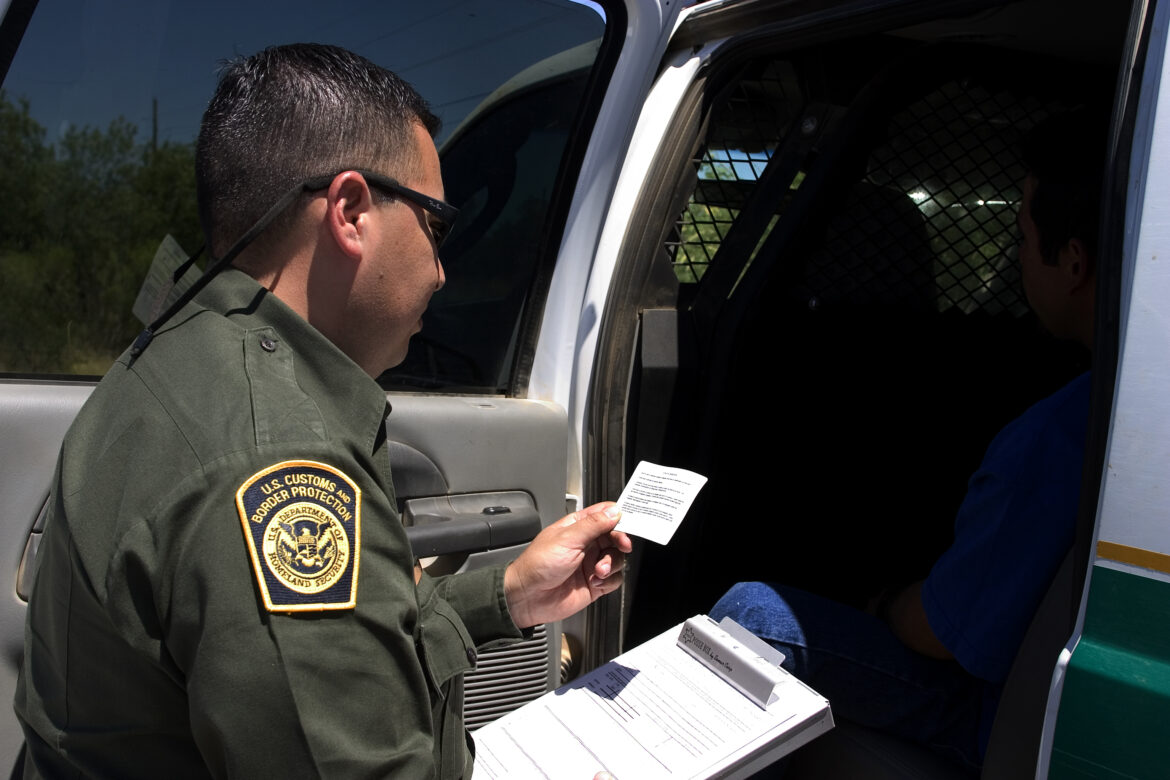 Border Patrol agents reads the Miranda rights to a Mexican national arrested for transporting drugs. Tráfico de inmigrantes en Arizona