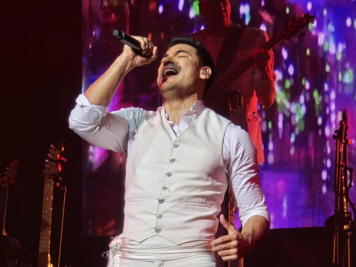 CARLOS RIVERA XX GIRA HOUSTON 202510