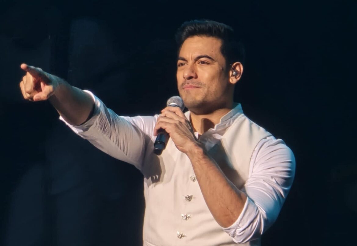 CARLOS RIVERA XX GIRA HOUSTON 20258