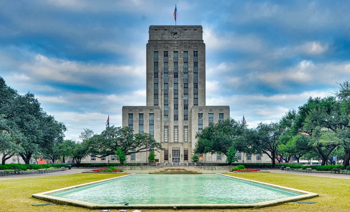 HOUSTON CITY HALL Houston implementa congelación de contrataciones (2025). Cambios en contratos para empresas minoritarias en Houston