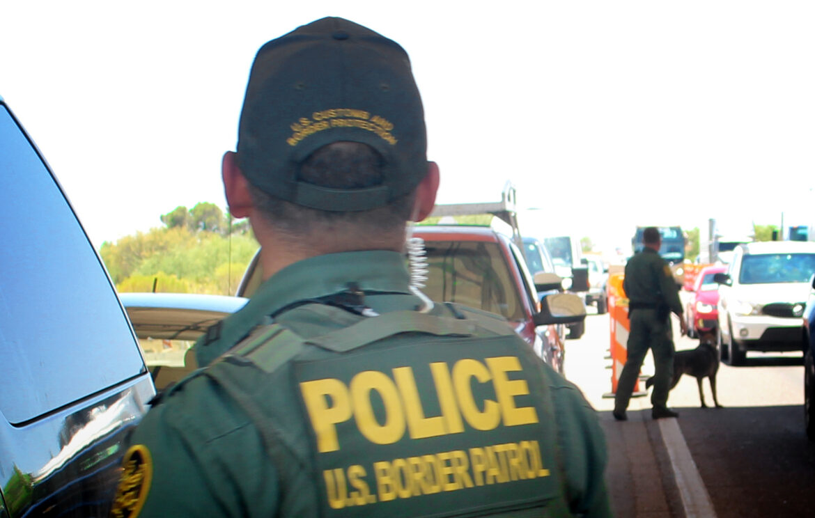 INMIGRACION BORDER PATROL Inmigrantes en Arizona: 4 traficantes y 11 indocumentados