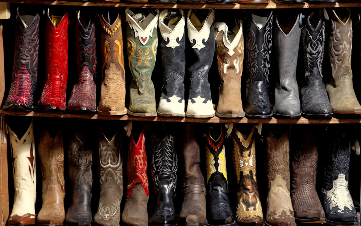 Rack of cowboy boots in shoe store, full frame Tráfico de botas de tortuga marina preocupa (2025)