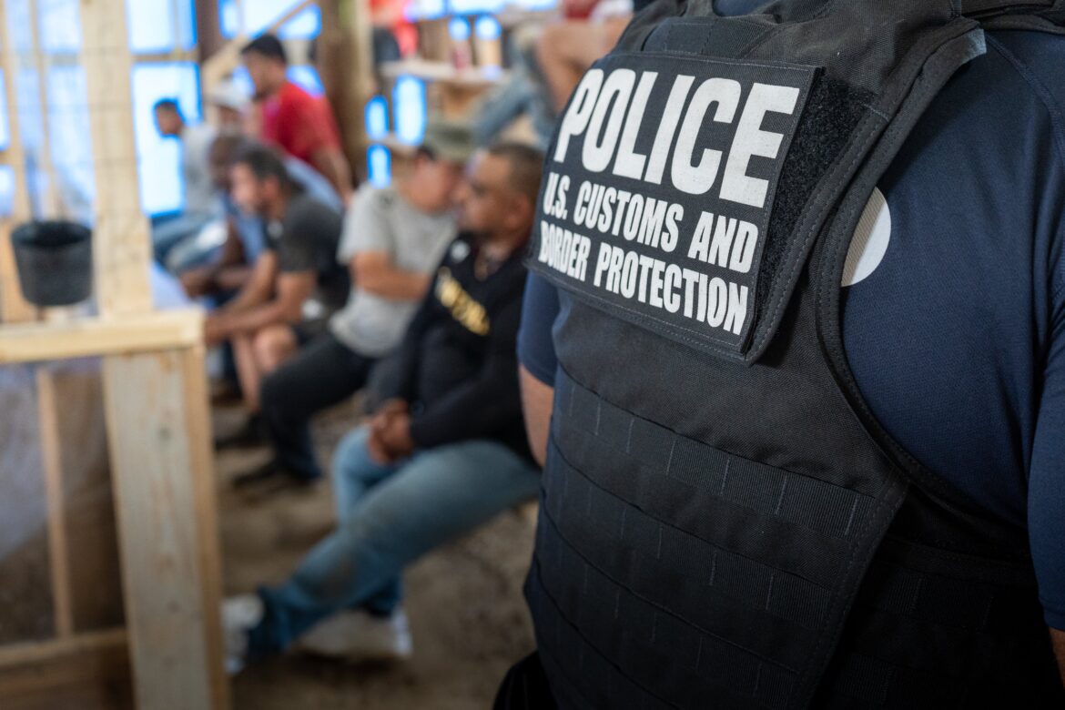 Operación Magnolia detiene a 48 indocumentados en NOLA. Inmigración y empleo en Texas: políticas frenan crecimiento