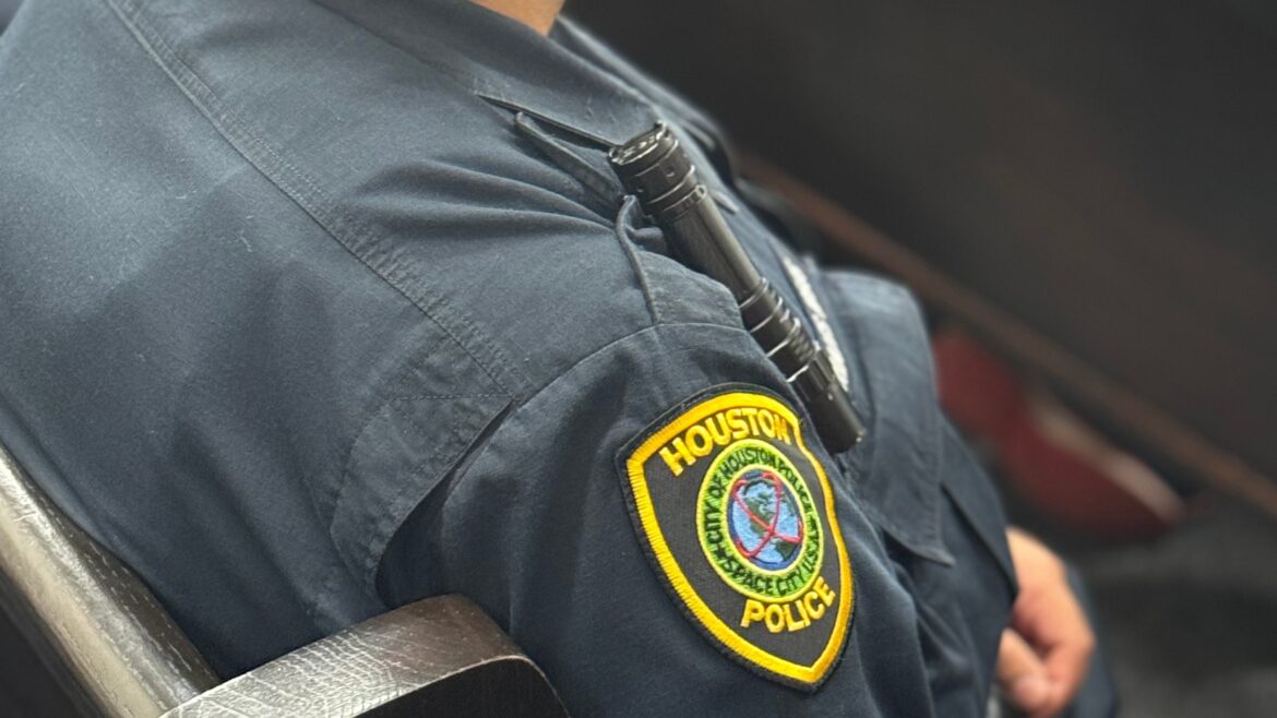 HOUSTON POLICE Oficial demanda por pistola Sig Sauer en Houston (2025)