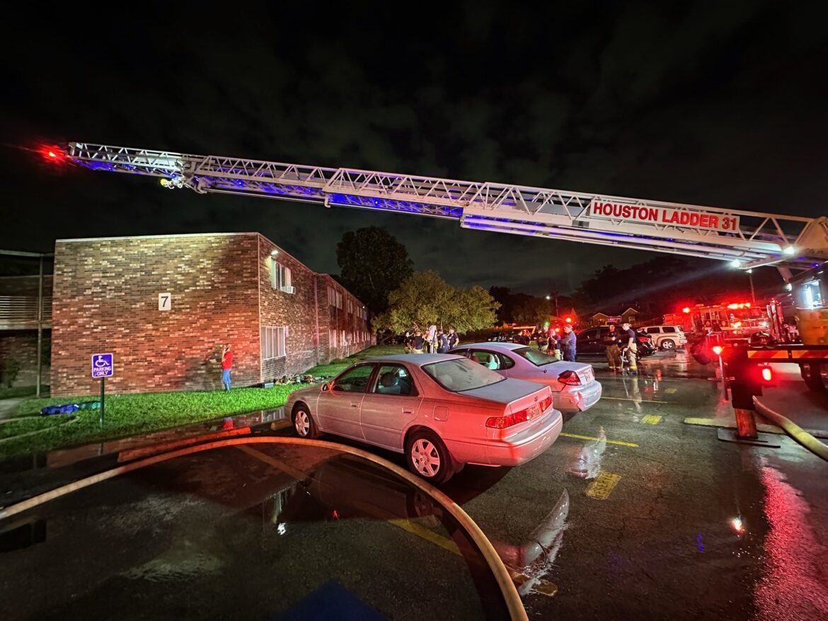 Independence Hall FIRE hfd Incendio en residencia de Houston deja 1 muerto y 3 heridos
