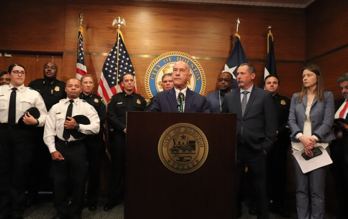 POLICE DEPARTMENT JOHN WHITMIRE Aumento salarial del 36.5% para policías de Houston