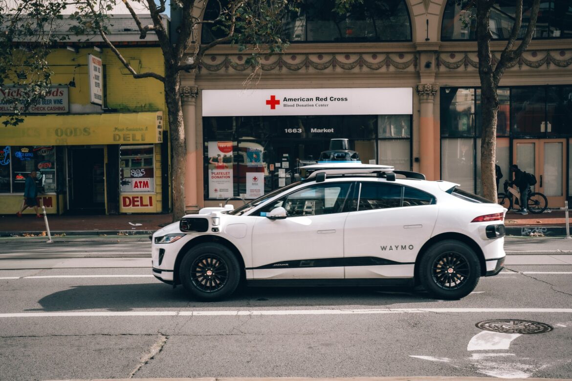 Waymo CARS HOUSTON Waymo inicia pruebas de vehículos autónomos en Houston 2025