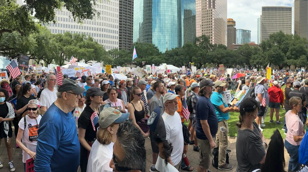 NO KINGS PROTEST HOUSTON Protesta contra políticas de Trump reúne a 15,000 en Houston