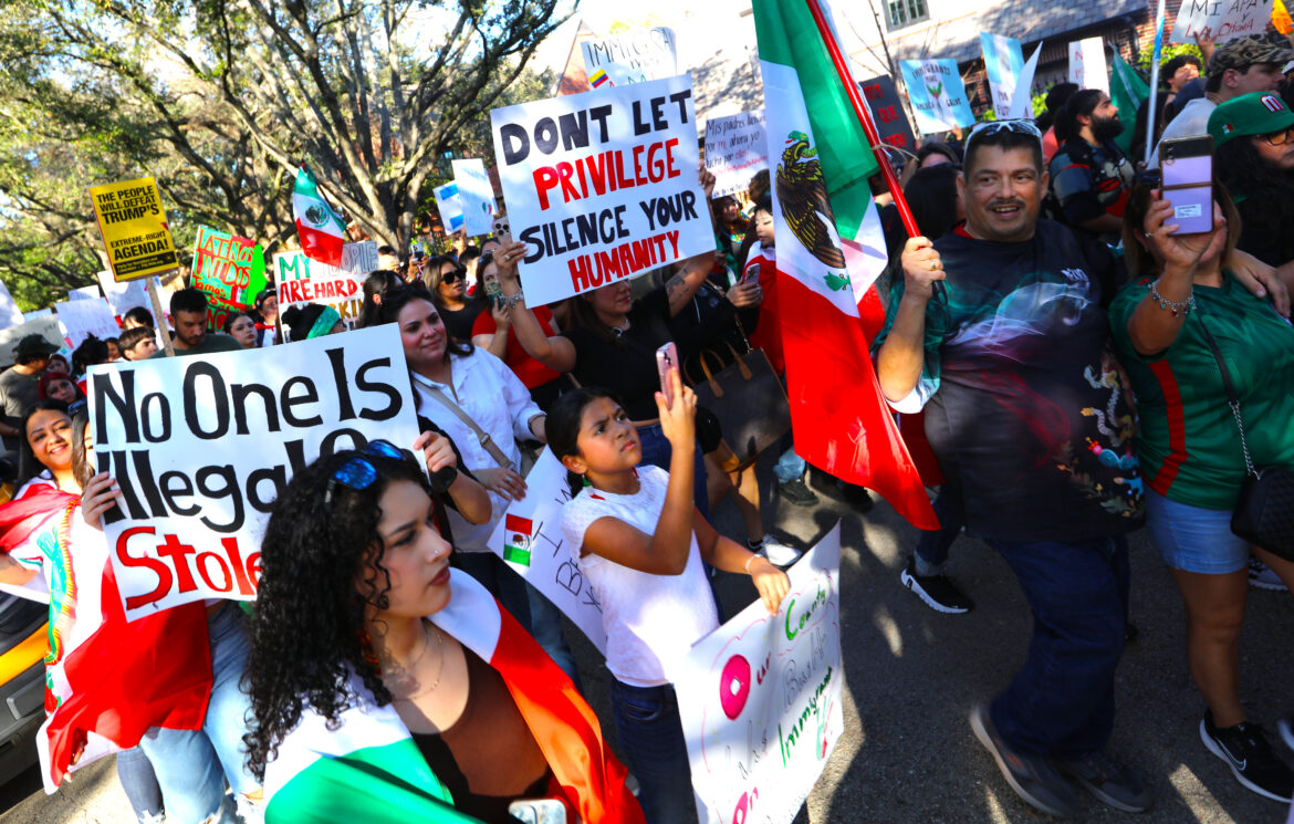 PROTESTA EN HOUSTON Protestas en Houston por redadas migratorias 2025. Protestas Good Trouble en Houston este 17 de julio
