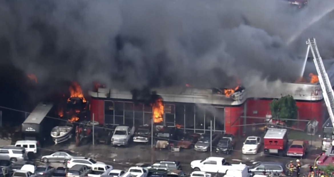 fuego Incendio en taller de Houston moviliza a 100 bomberos