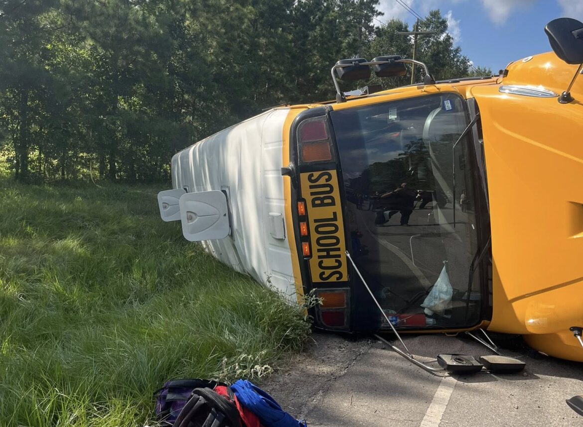 Cleveland TX Fire Department Autobús escolar de Cleveland ISD vuelca otra vez en 3 días