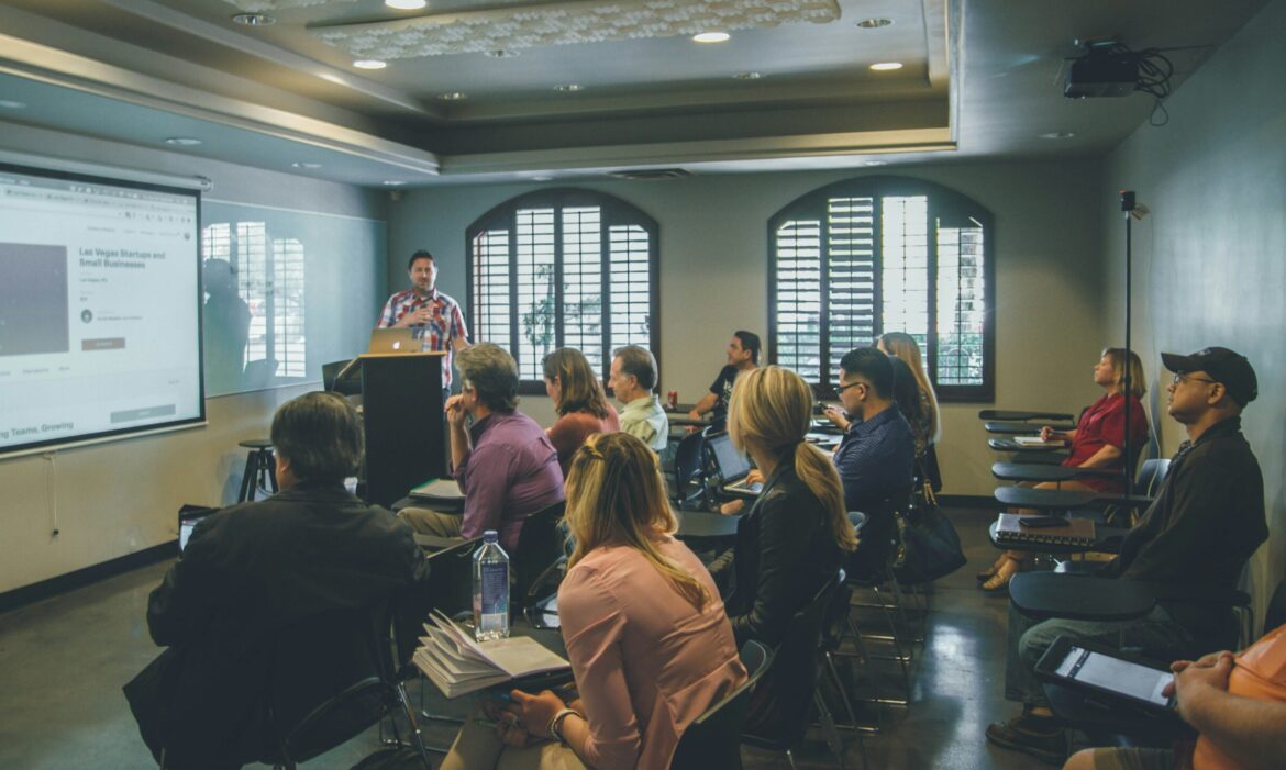 EDUCACION-unsplash 8 Prácticas comunes para aprender inglés. ¡Lee más!