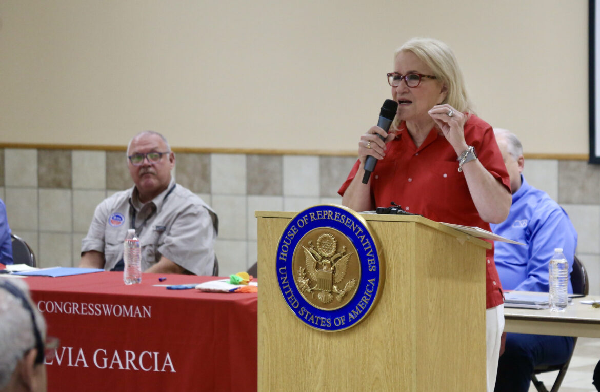 a congresista hispana Sylvia García enfrenta un reto (2025)
