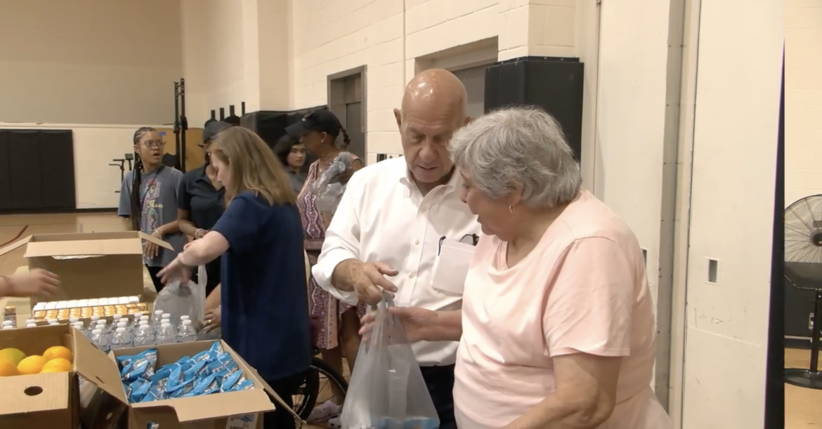 whitmire dando comida