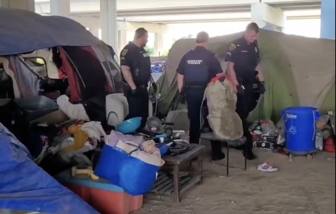 HOUSTON POLICE HOMLESS Houston intensifica sanciones a personas sin hogar (2025)