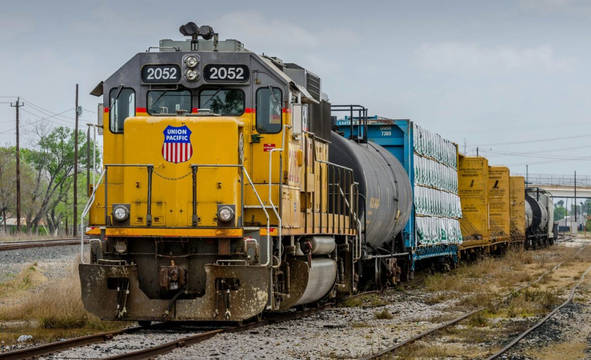 eddie-blair-GSuYXtAtTGA-unsplash Tren de union pacific choca contra camión en Houston (2025)