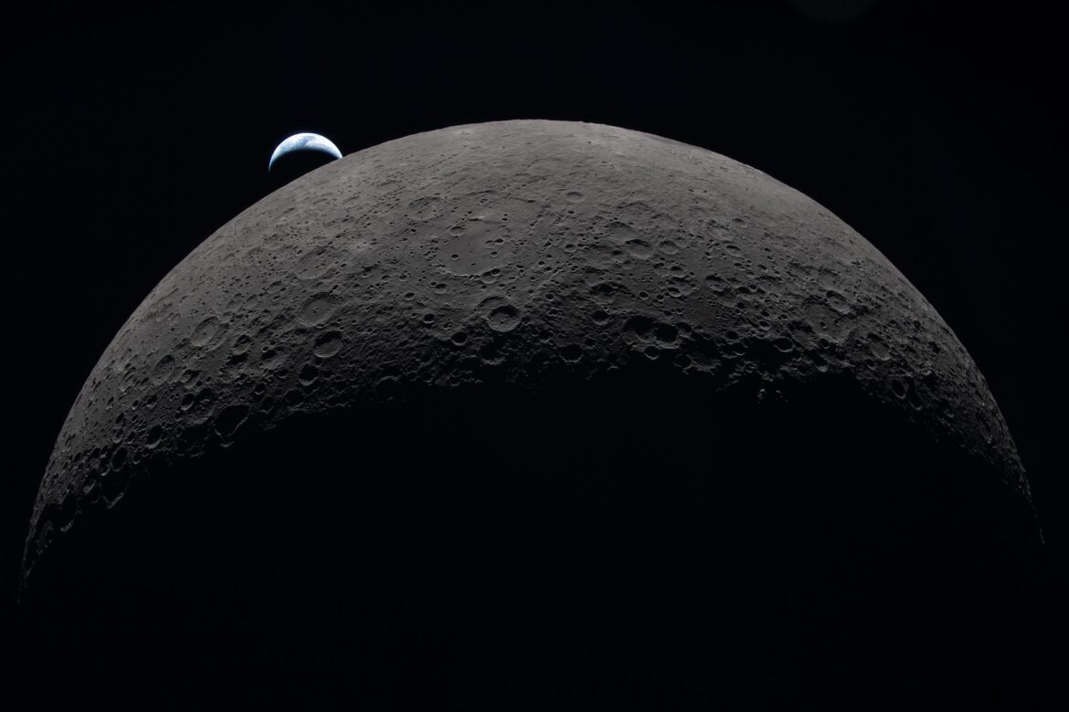 La Tierra se pone a las 6:41 p. m. EDT del 6 de abril de 2026, sobre el limbo curvo de la Luna, en esta fotografía captada por la tripulación de Artemis II durante su viaje alrededor de la cara oculta de la Luna. La cuenca Orientale se sitúa en el borde de la superficie lunar visible. La cuenca Hertzsprung aparece como dos sutiles anillos concéntricos, interrumpidos por Vavilov, un cráter más joven superpuesto a la estructura más antigua. Las líneas de indentaciones son cadenas de cráteres secundarios formadas por los materiales eyectados durante el impacto masivo que creó la cuenca Orientale. La porción oscura de la Tierra se encuentra en fase nocturna. En el lado diurno de la Tierra, se aprecian nubes arremolinadas sobre la región de Australia y Oceanía. Crédito de la imagen: NASA