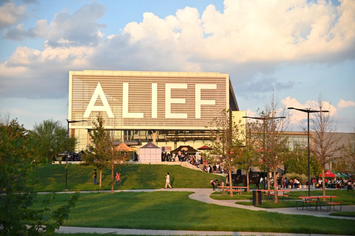 Alief registra una caída de 21% en su matrícula desde 2017–18. Todavía no hay planteles seleccionados para cerrar y las consultas comunitarias continuarán hasta noviembre.