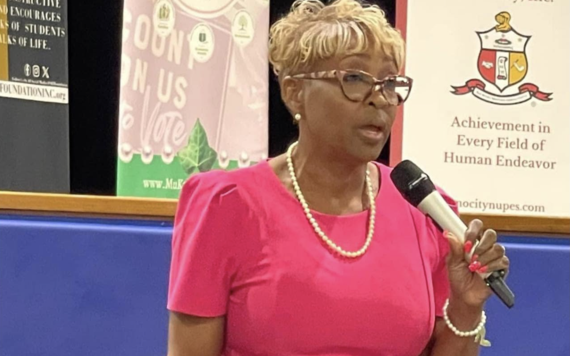 Carmen Patrice Turner y otras dos personas enfrentan cargos relacionados con presuntos pagos irregulares de nómina entre 2023 y 2025. El juez de Fort Bend County pidió su renuncia el 23 de octubre.