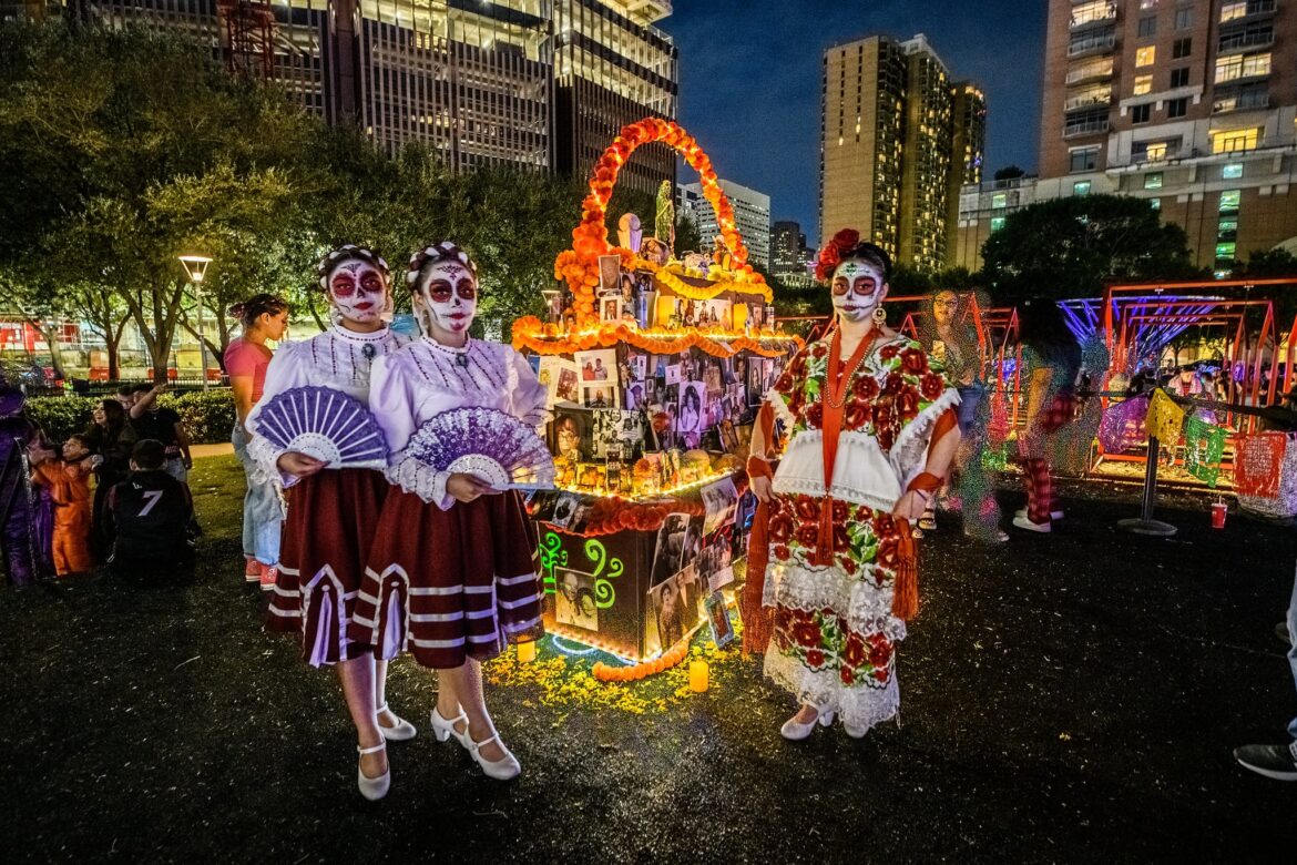 Discovery Green celebrará con un desfile de catrinas y Downtown Houston ofrecerá música, talleres, una ofrenda comunitaria y cine familiar gratuito.