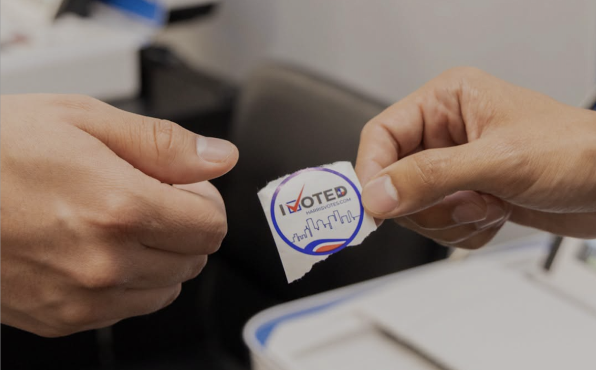 La Fiscalía General de Texas acusó a dos funcionarias de Harris County de utilizar criterios de audiencia relacionados con raza y etnicidad en anuncios para promover la votación. La secretaria del condado retiró las etiquetas cuestionadas, aunque defendió la legalidad de su campaña.