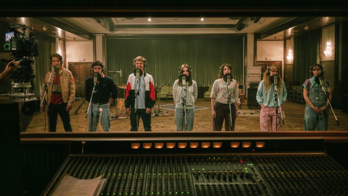Macarena García e Iker Sánchez cuentan cómo se prepararon para interpretar a Sasha Sokol y Diego Schoening en la serie Timbiriche de ViX
