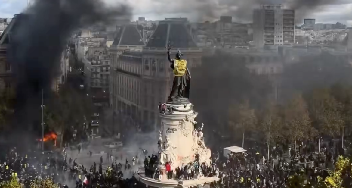 Una ola masiva de protestas que, iniciada en el ámbito educativo, ha escalado hasta convertirse en un estallido generalizado contra el alto costo de vida, la austeridad presupuestaria y las políticas del gobierno del presidente Emmanuel Macron. 